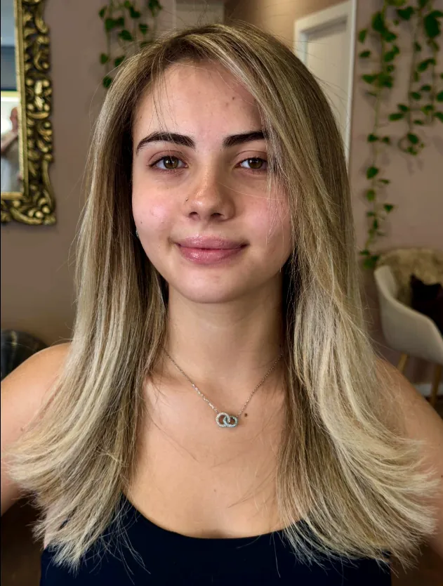 Cabelo longo e liso com luzes, após alisamento