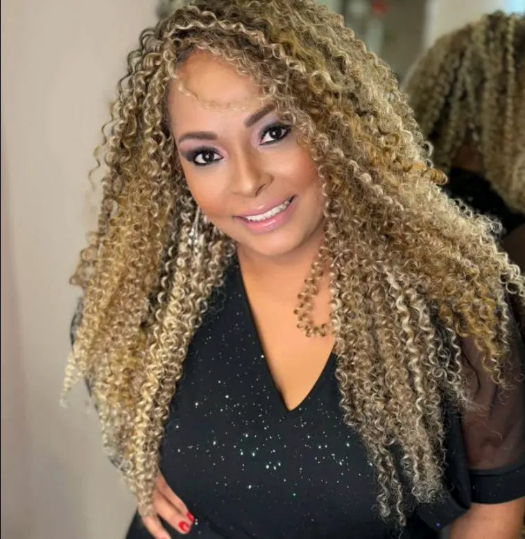 Cliente sorridente com cachos loiros definidos