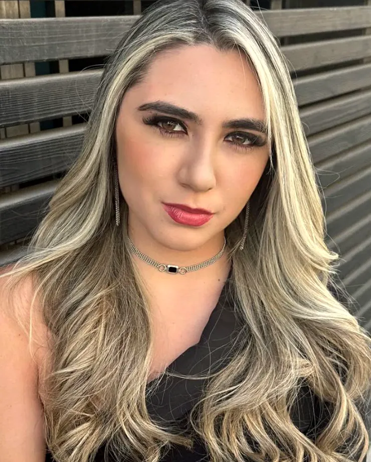 Cliente com cabelo loiro com mechas e ondas largas