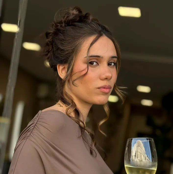 Penteado preso com mechas soltas emoldurando o rosto
