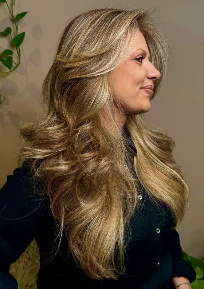 Cabelo longo, saudável e com brilho, visto de perfil
