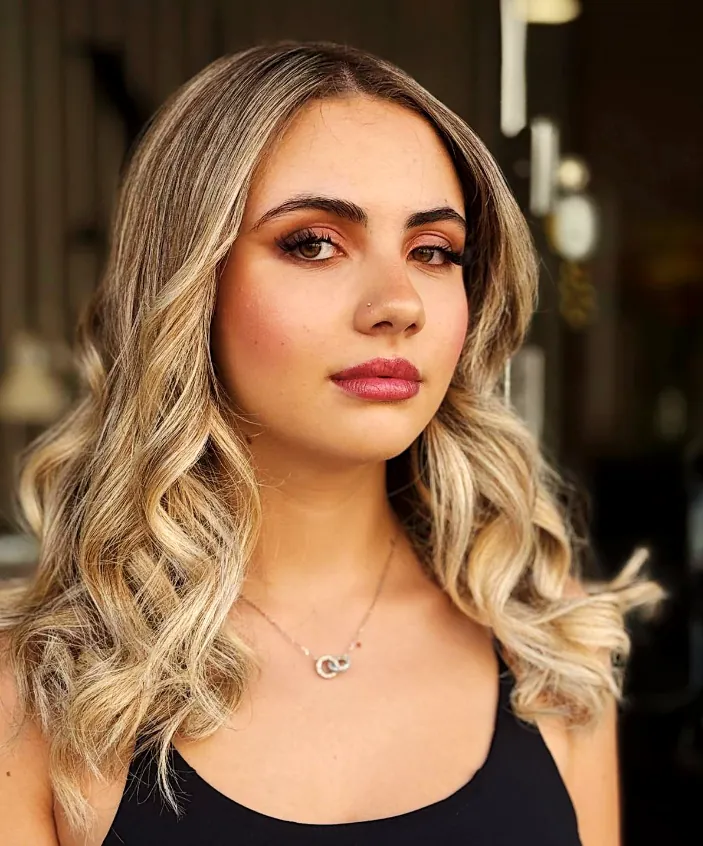 Loiro com ondas largas e marcadas