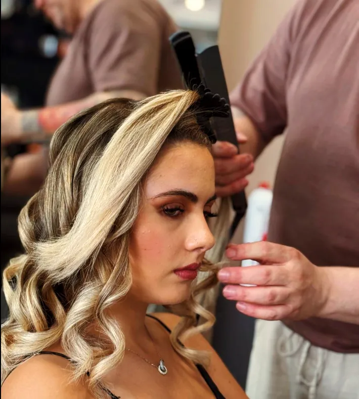 Finalização com modelador em cabelo com mechas loiras