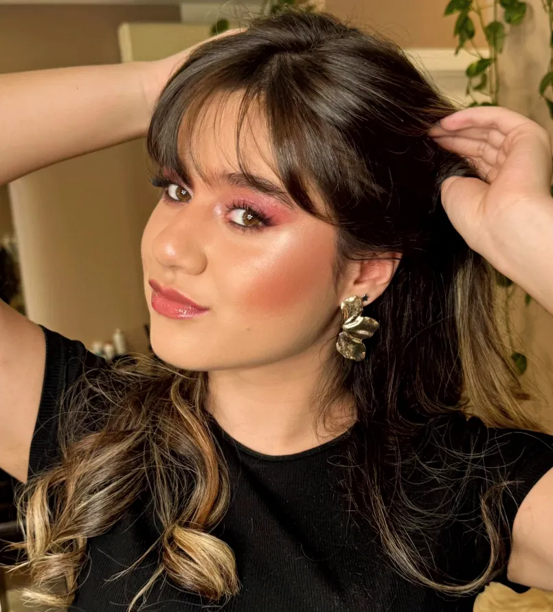 Franja cortina e ondas em cabelo castanho com luzes