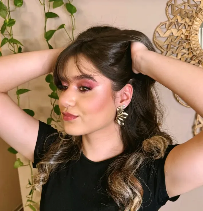 Cabelo castanho com franja e pontas iluminadas