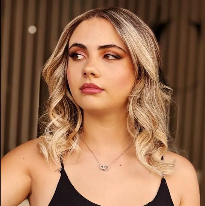 Loiro com ondas na altura dos ombros